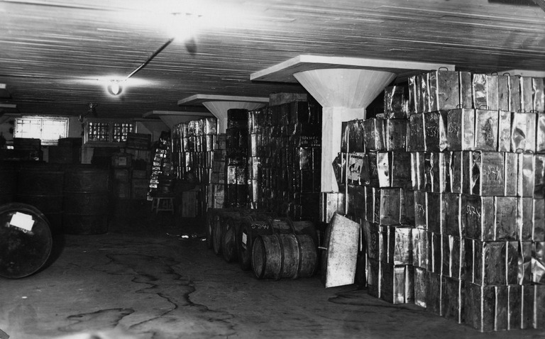 Kieltolaki 1.6.1919 - 4.4.1932: 96:sta salakuljetettua pirtua sisältäviä kanistereita valtion viinavarastossa Lönnrotinkadulla.